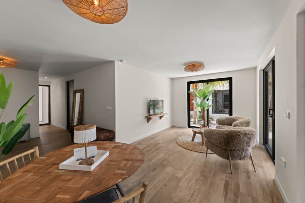 Eetruimte met zicht op TV ruimte