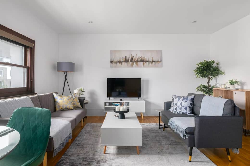 Spacious living area with comfortable sofas, Smart TV and a relaxing atmosphere. Ideal for families, couples and business travellers staying near Clapham Junction, Battersea, Chelsea and Central London. Spacious living area with comfortable sofas, Smart TV and a relaxing atmosphere. Ideal for families, couples and business travellers staying near Clapham Junction, Battersea, Chelsea and Central London.