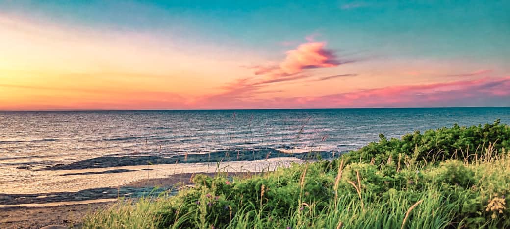 Vue panoramique : Splendide crépuscule sur le fleuve, en face des chalets. (📷J.P. Grondin)