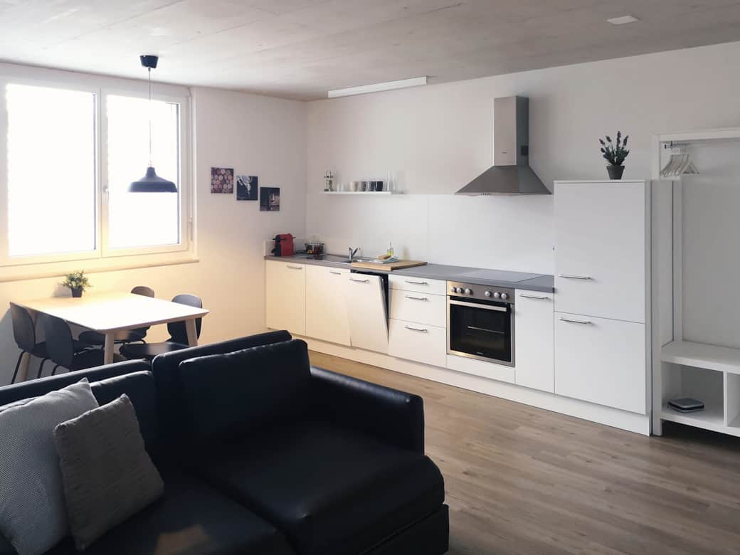 Wohn- und Esszimmer mit Küche