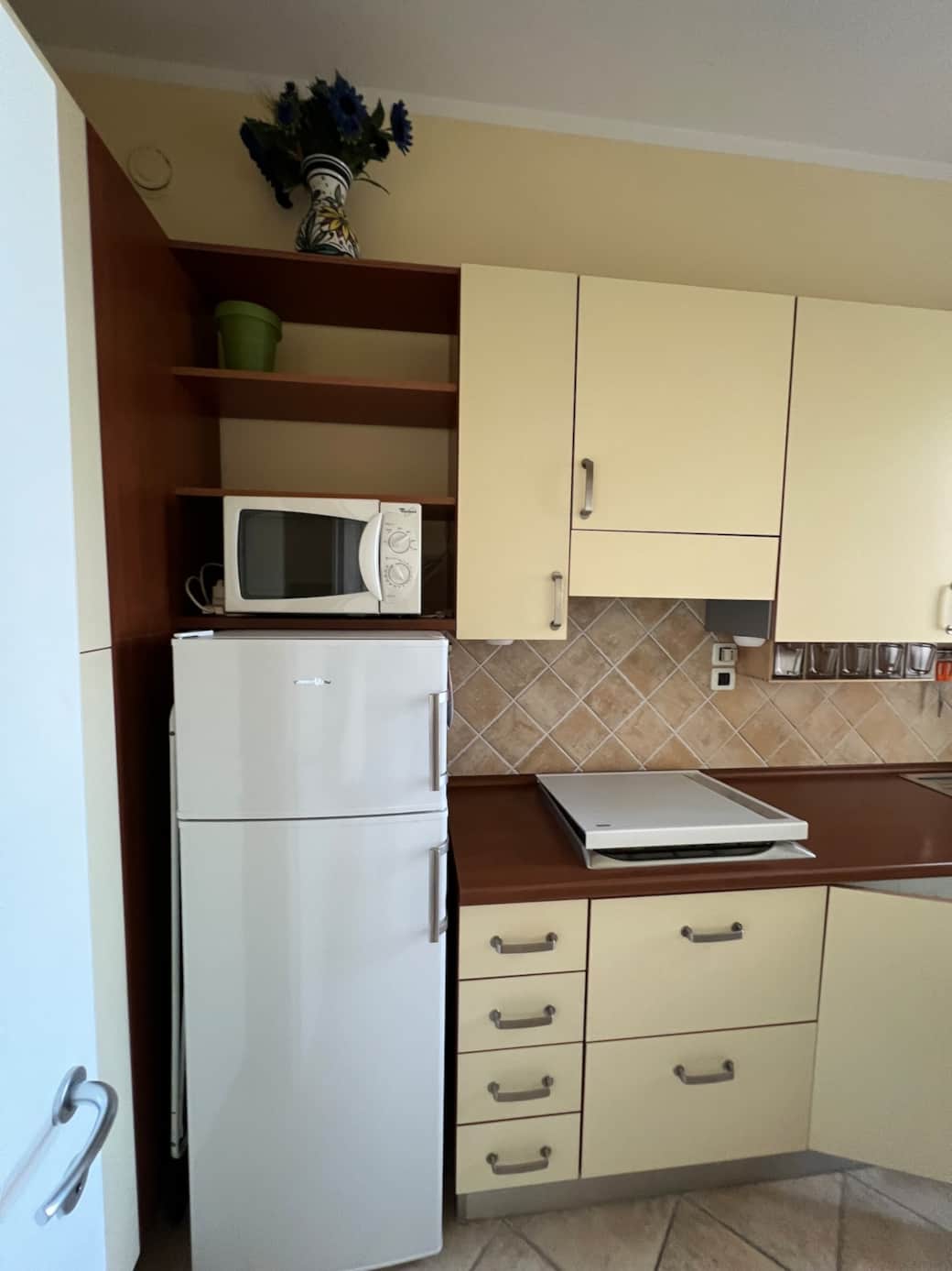 Cucina accessoriata con forno, frigo, fornelli e tutto quello che serve per cucinare