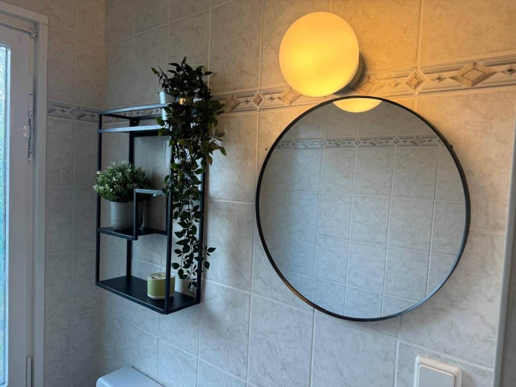 Badezimmer mit beleuchtetem Spiegel