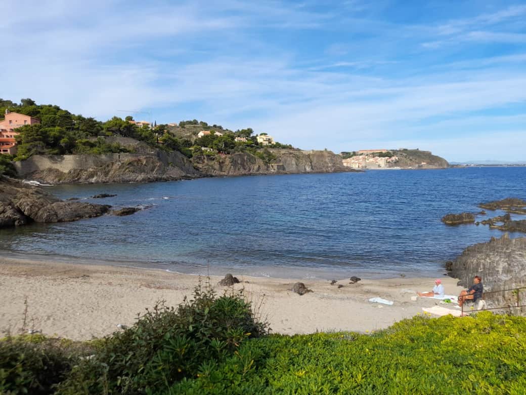 Plage des Batteries et sa vue sur le vieux Collioure Plage des Batteries et sa vue sur le vieux Collioure