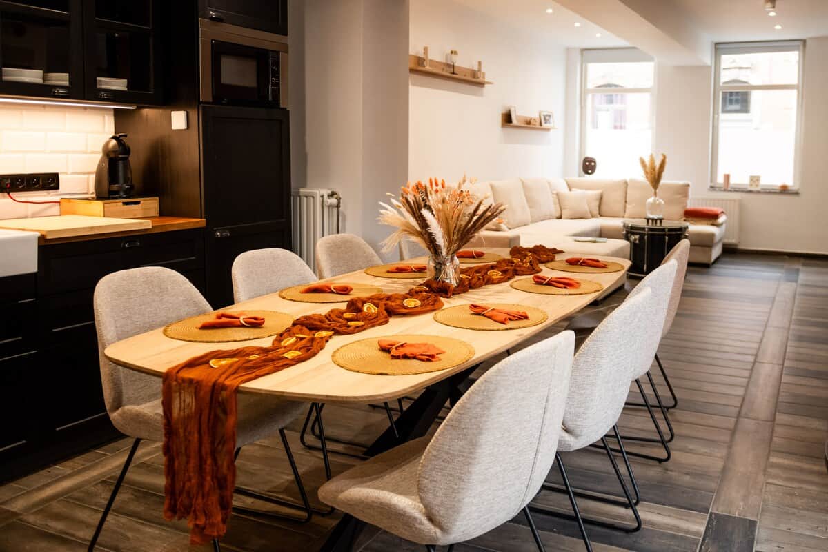 L'espace repas comprend de la vaisselle pour 8 personnes ainsi que tous le nécessaire. 