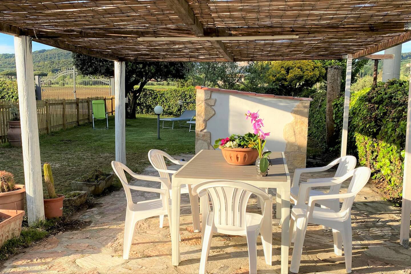 Pergolato con tavolo da pranzo