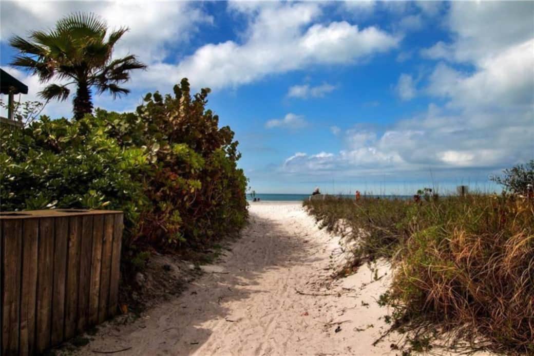 80 Steps From the Beach!