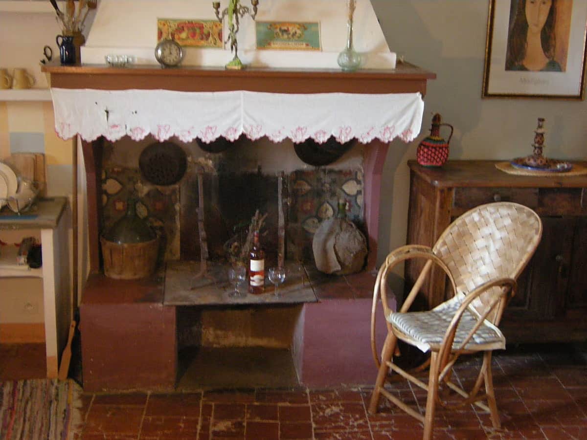Ein Glas Wein am Kamin
