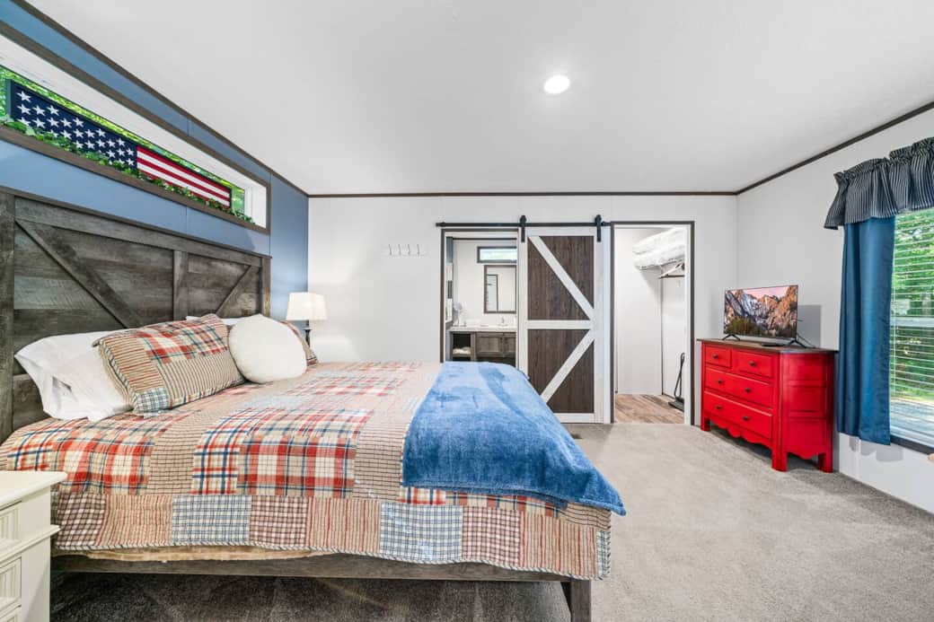 Bedroom 1 (Queen)