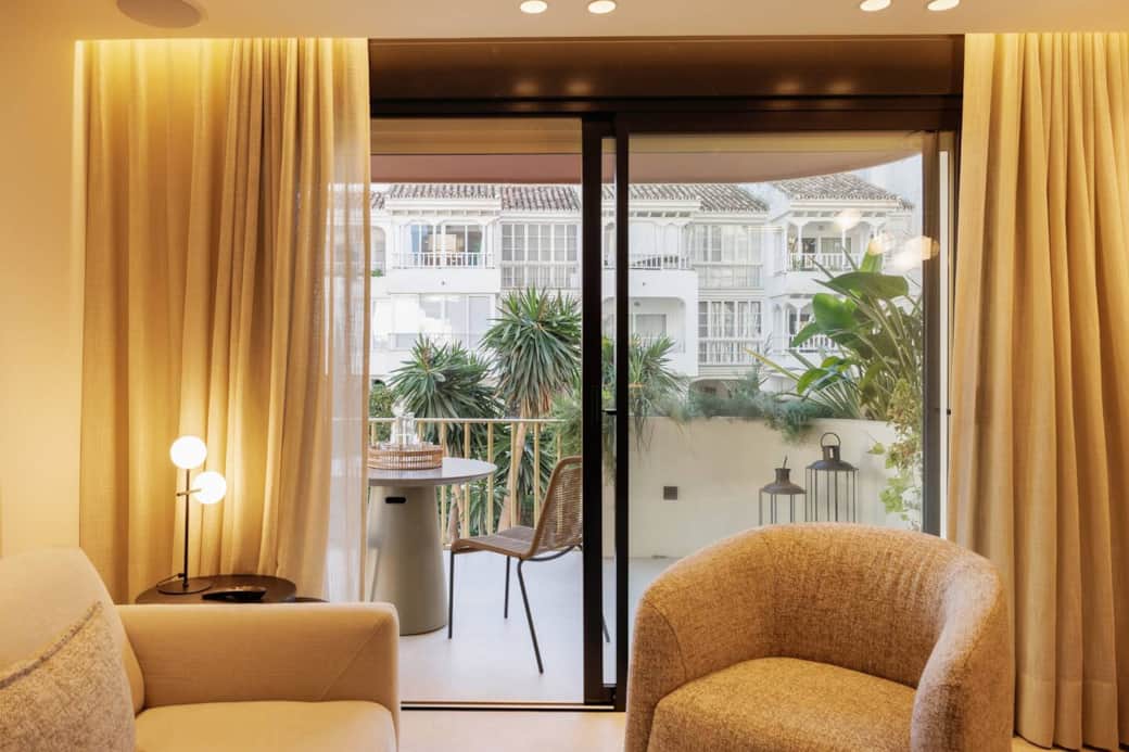 Feel how indoor comfort blends with terrace life. Relax in the elegant living room with outdoor views or step outside to enjoy the fresh air on your private balcony. A versatile space that invites you to relax indoors and out.

