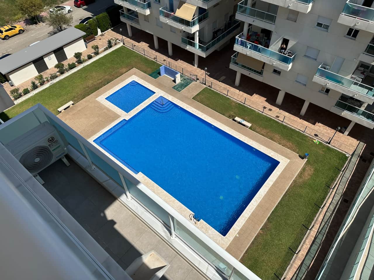 Piscina comunitaria de la urbanización