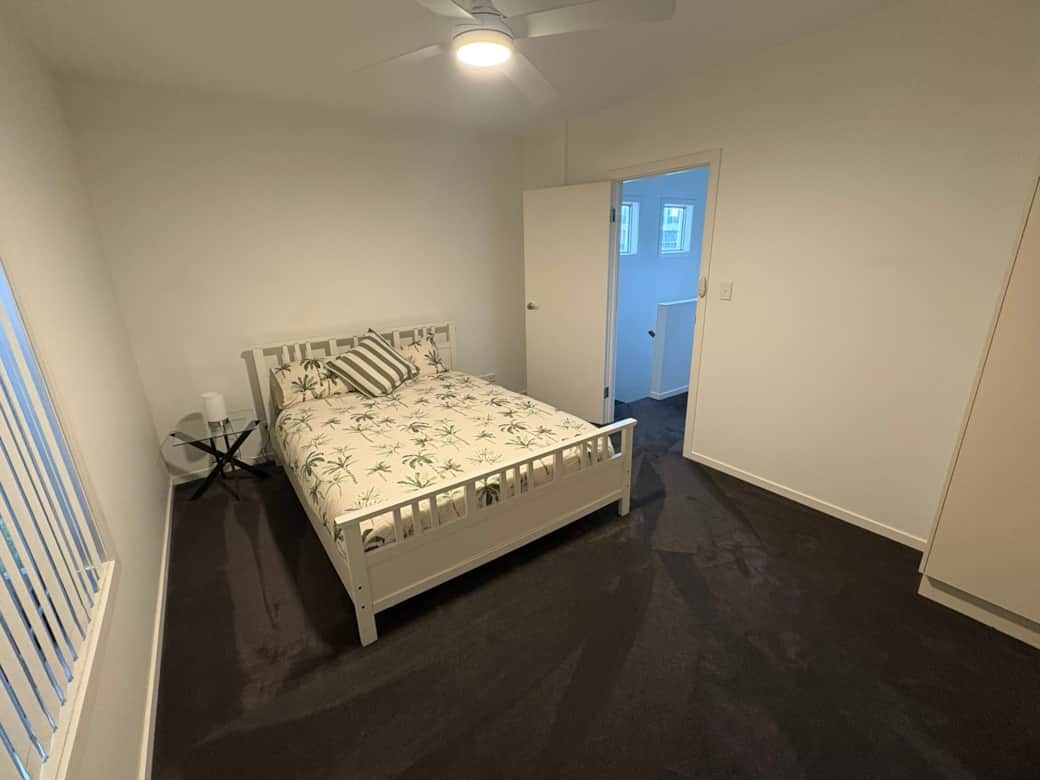 A very comfortable bed and blanket - Bedroom 3