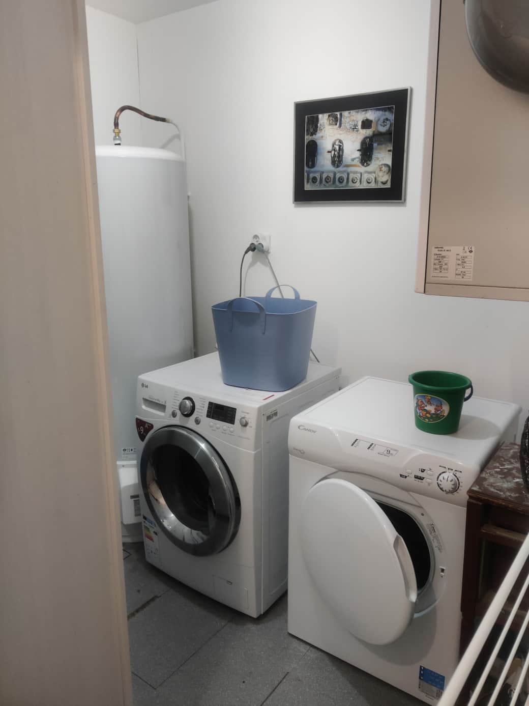 Buanderie avec lave linge et sèche linge