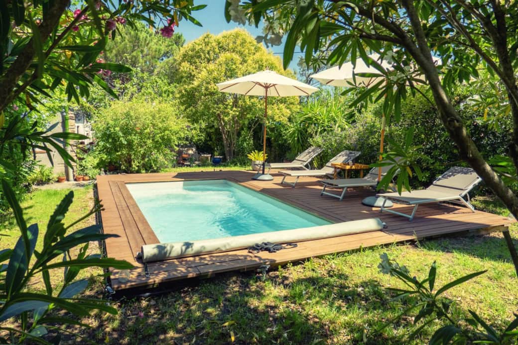 Piscine avec terrasse en bois