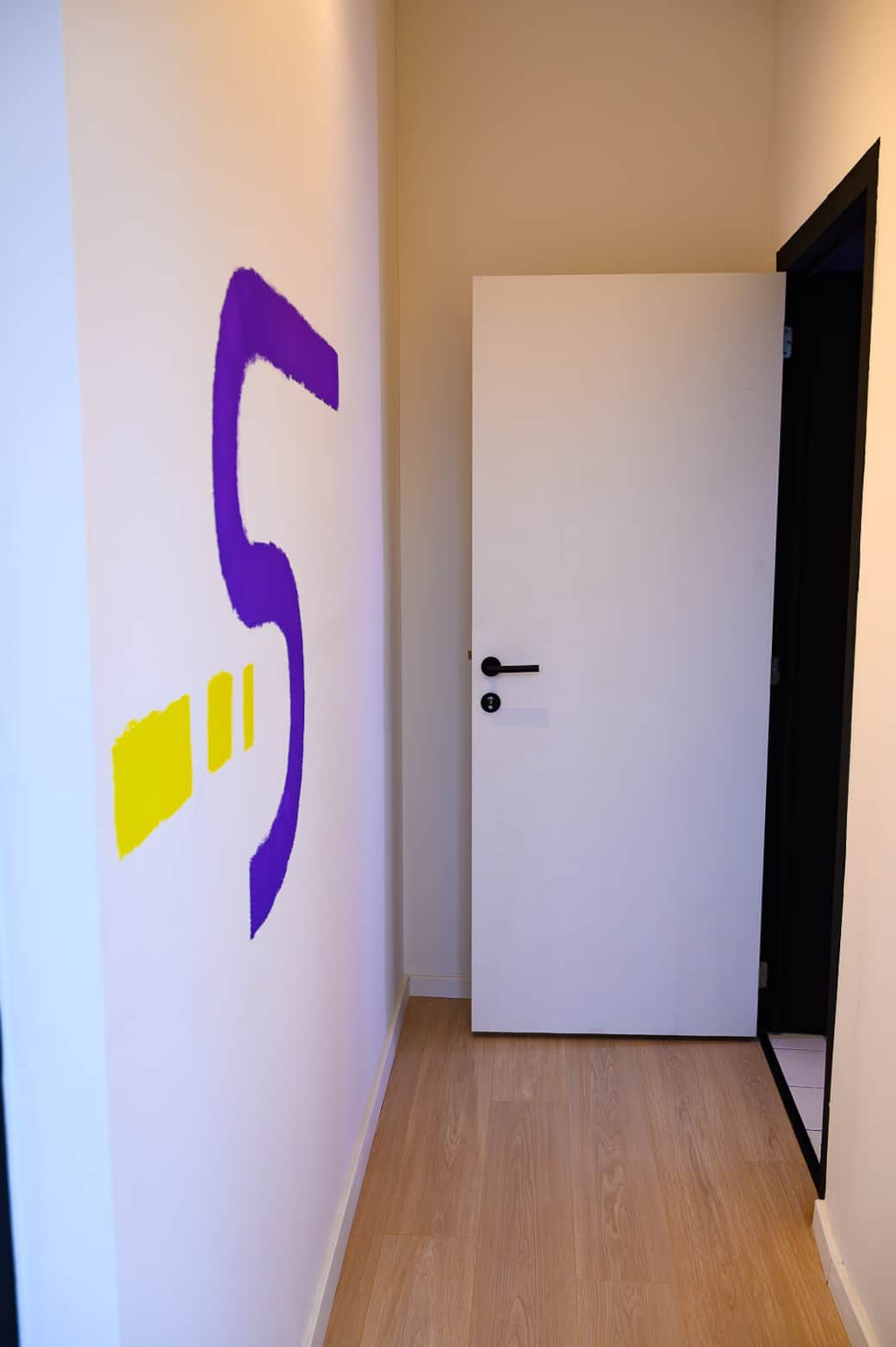 Couloir menant à la salle de bain partagée (avec seulement deux autres personnes maximum)