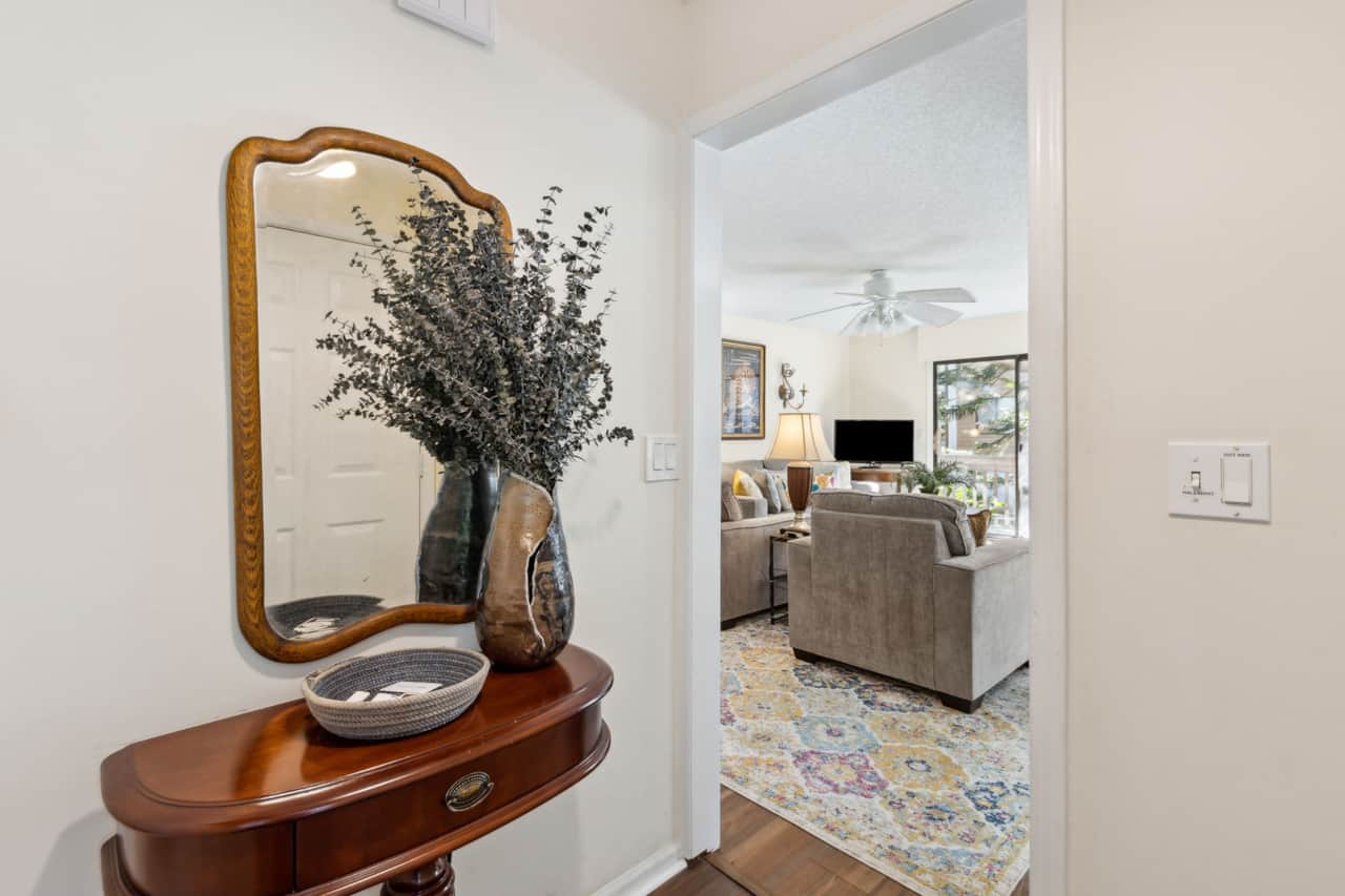 2893 Forest Ridge Dr - Entryway