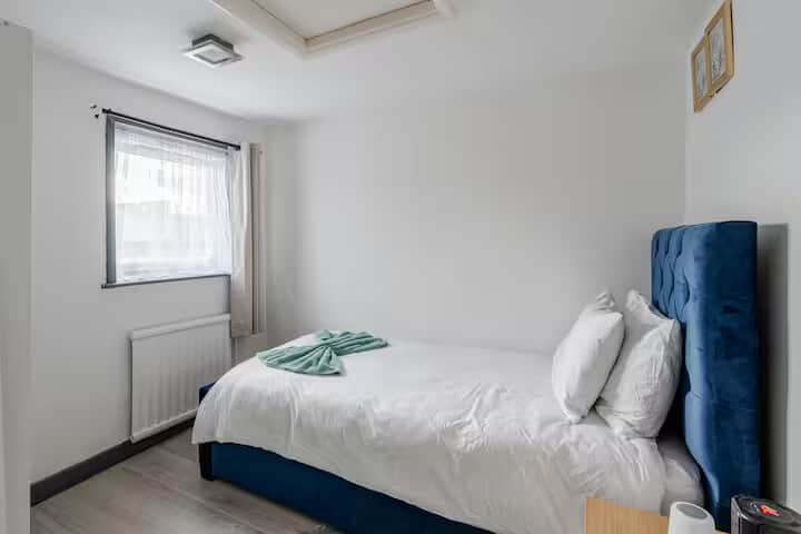 Bedroom 2: Cozy single bed, great for a child or solo traveler.