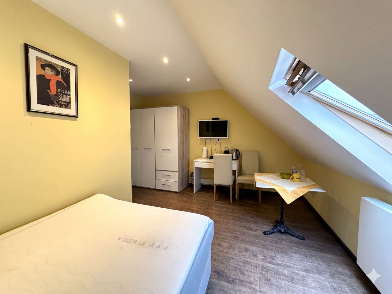 Zimmer 7 mit Essecke