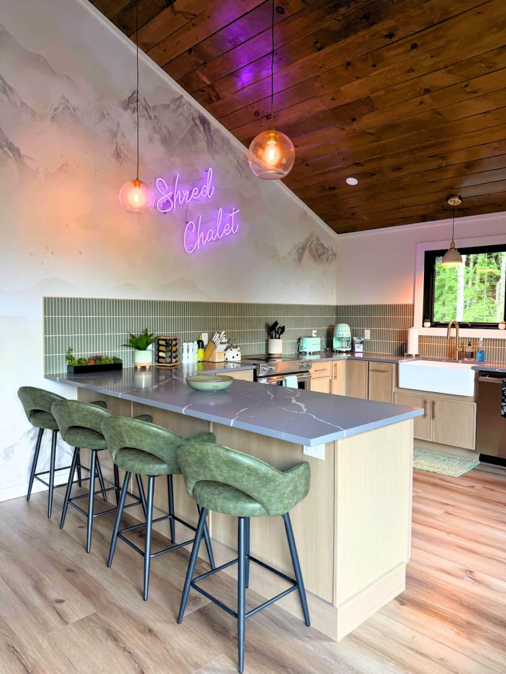 Pop of greens during the summer make entertaining a breeze in our high end kitchen! 