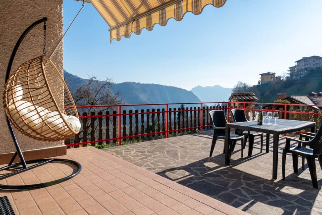 Terrazza con amaca e tavolo dove gustarsi un bel bicchiere di vino, rilassarsi e passare delle belle giornate al sole e in compagnia, ammirando il fantastico panorama delle montagne