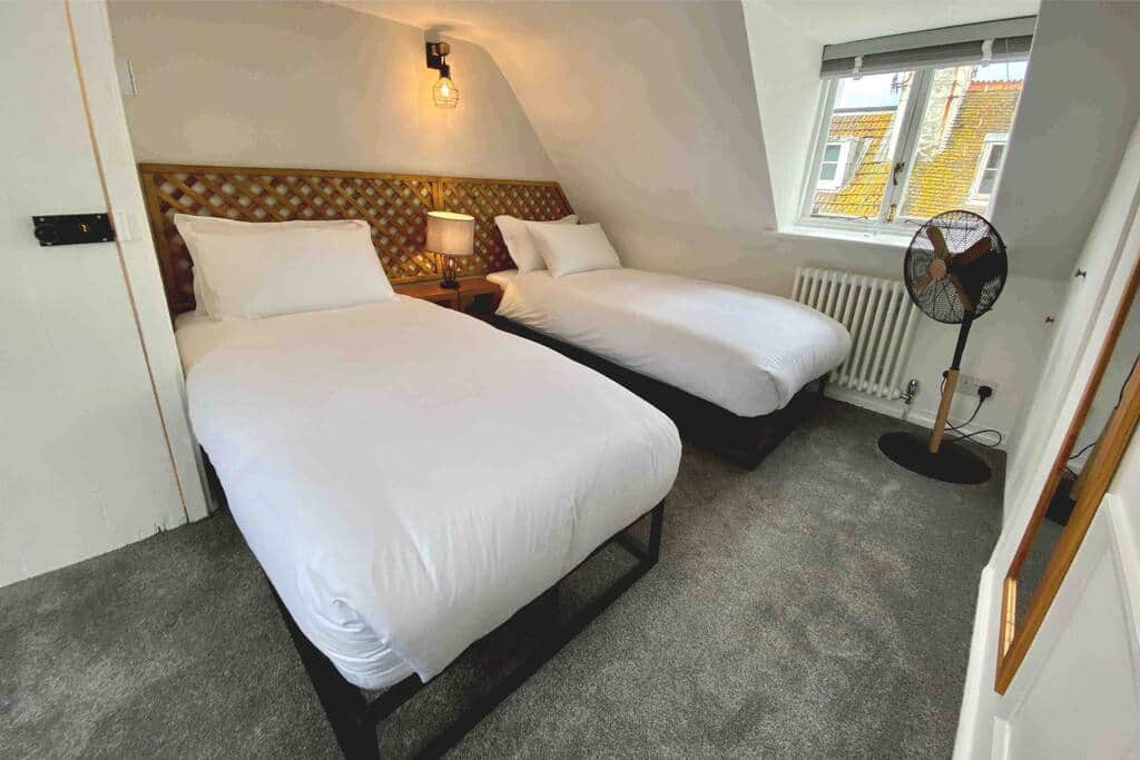 Bedroom 2 - 2 single beds - 2nd floor