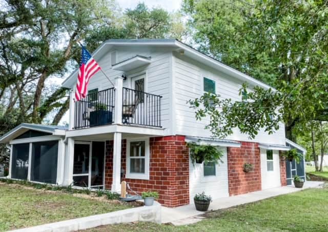 Quintessential Magnolia Springs gem, shaded by majestic live oaks.