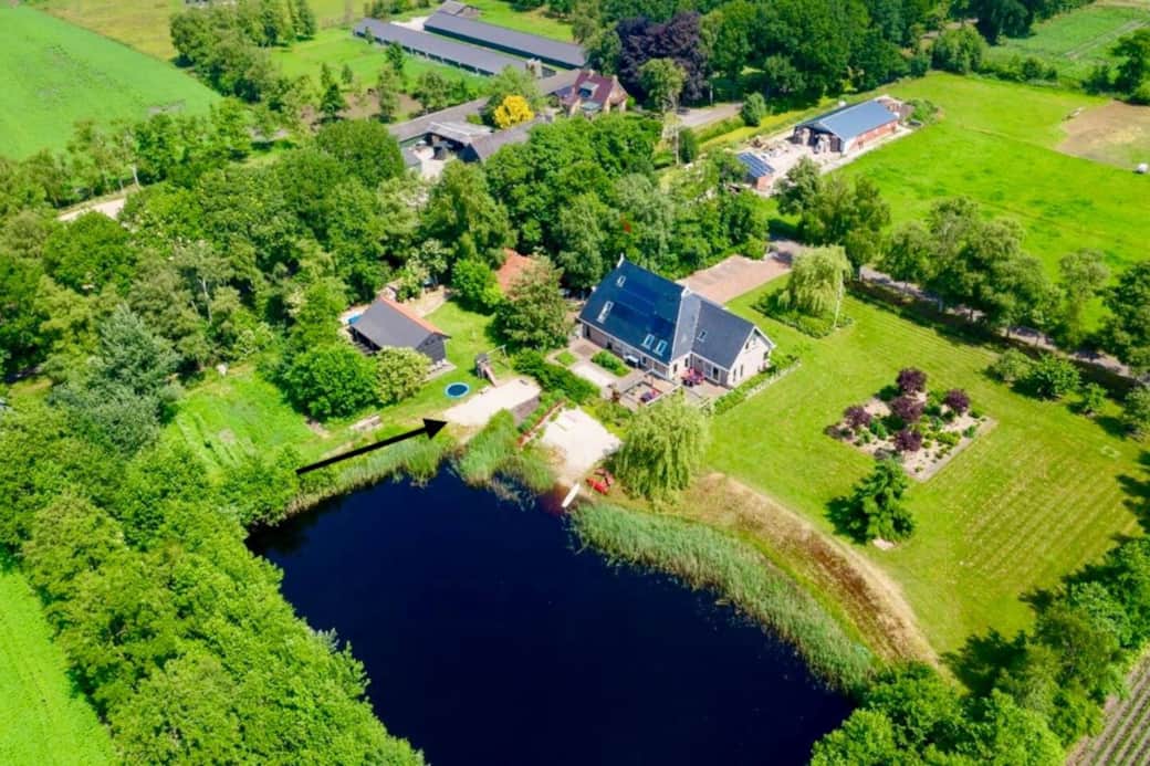 Het gedeelde strandje voor de gasten van Bolmeer Lodges