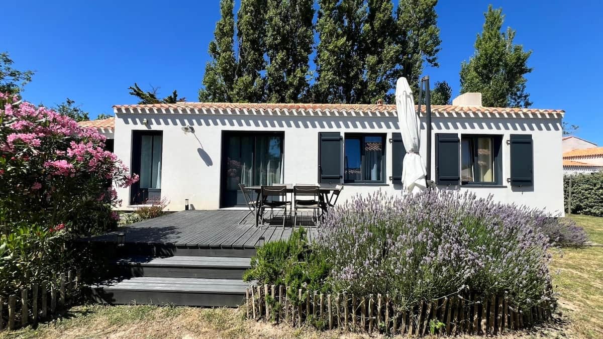 La maison, sa terrasse et le jardin