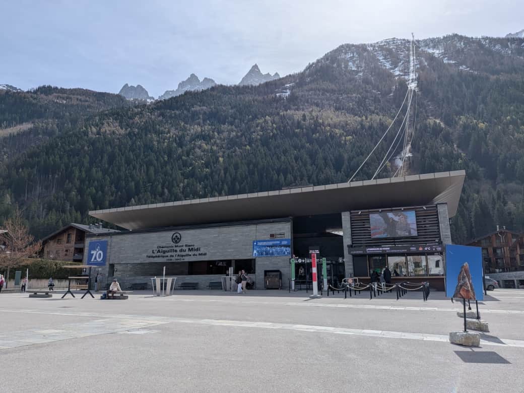 At the foot of the building, the Aiguille du Midi cable car is just a few steps away!
