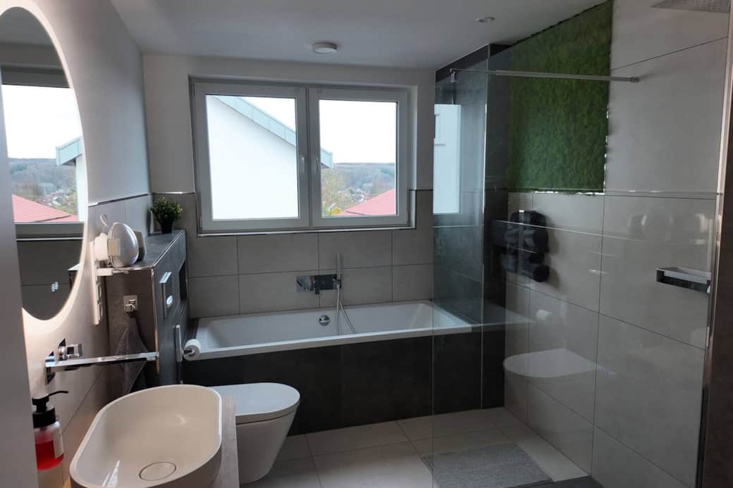 Badezimmer mit begehbarer Dusche,Bidet-WC und Badewanne