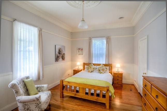 Queen bedroom in Front Apartment