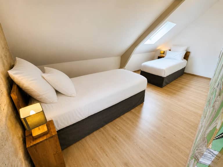 Le Belvédère du Quercy — Chambre 2 · deux lits simples sous les toits