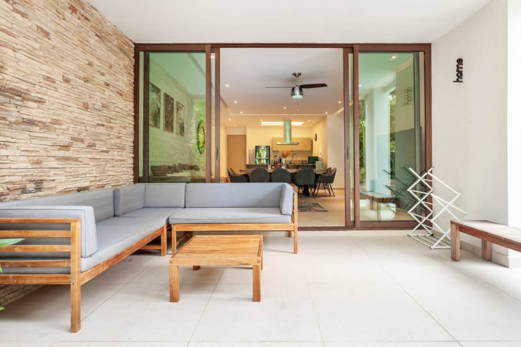 Terraza con salida directa a la piscina