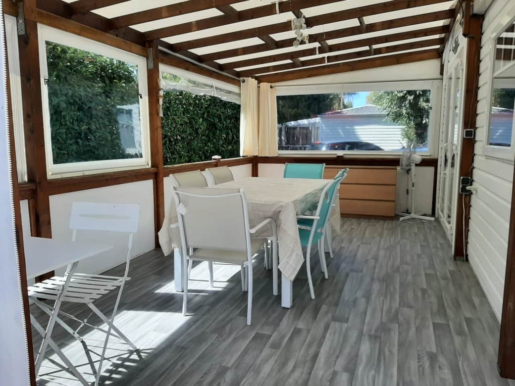 terrasse couverte de18 m² équipéé d'un ventilateur deplafondd'une table de 6 personnes et une table de 2 personnes 