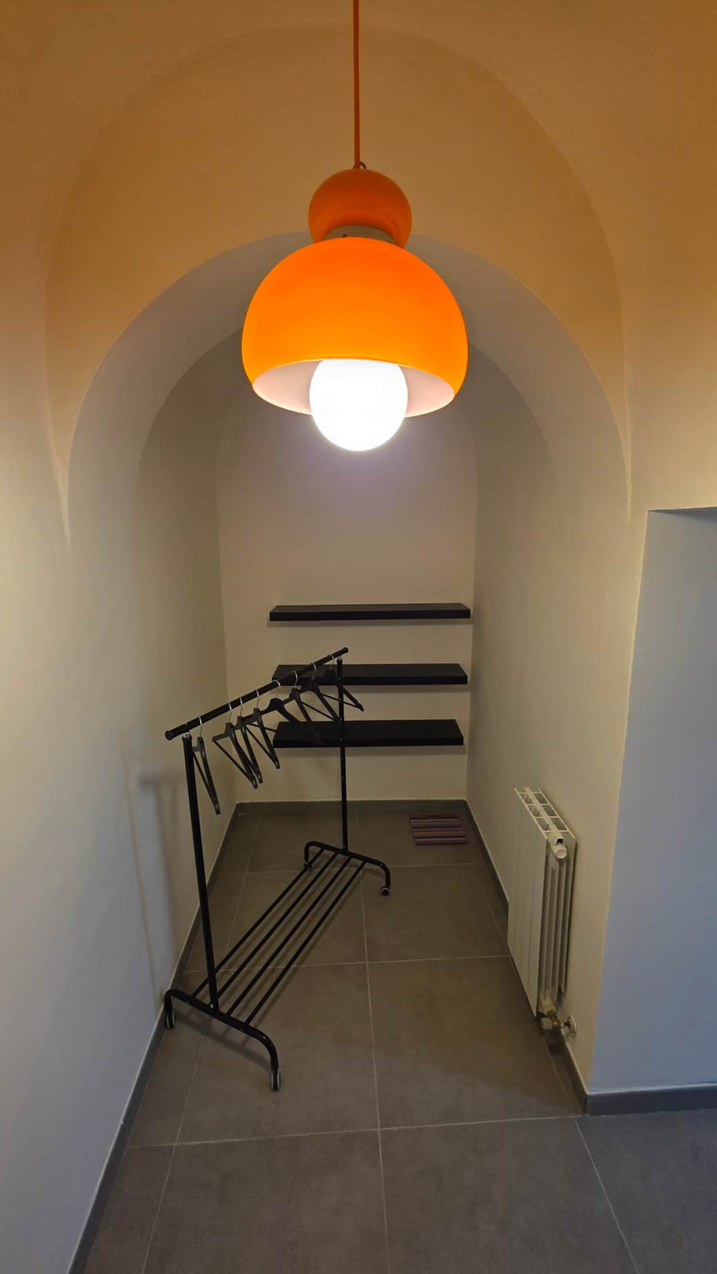 Cabina armadio ampia e spaziosa per le valigie e i vestiti presso Agli Archi a Chieti