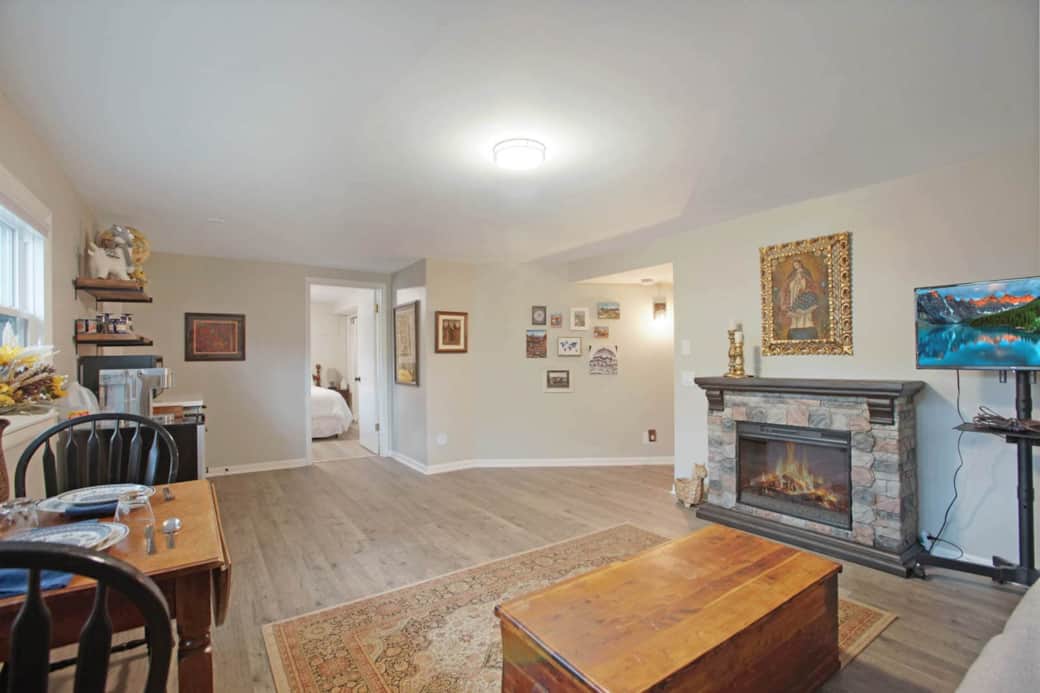 Living with bedroom entrance