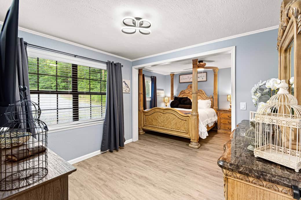 Master bedroom with tons of space! Master bedroom with tons of space!