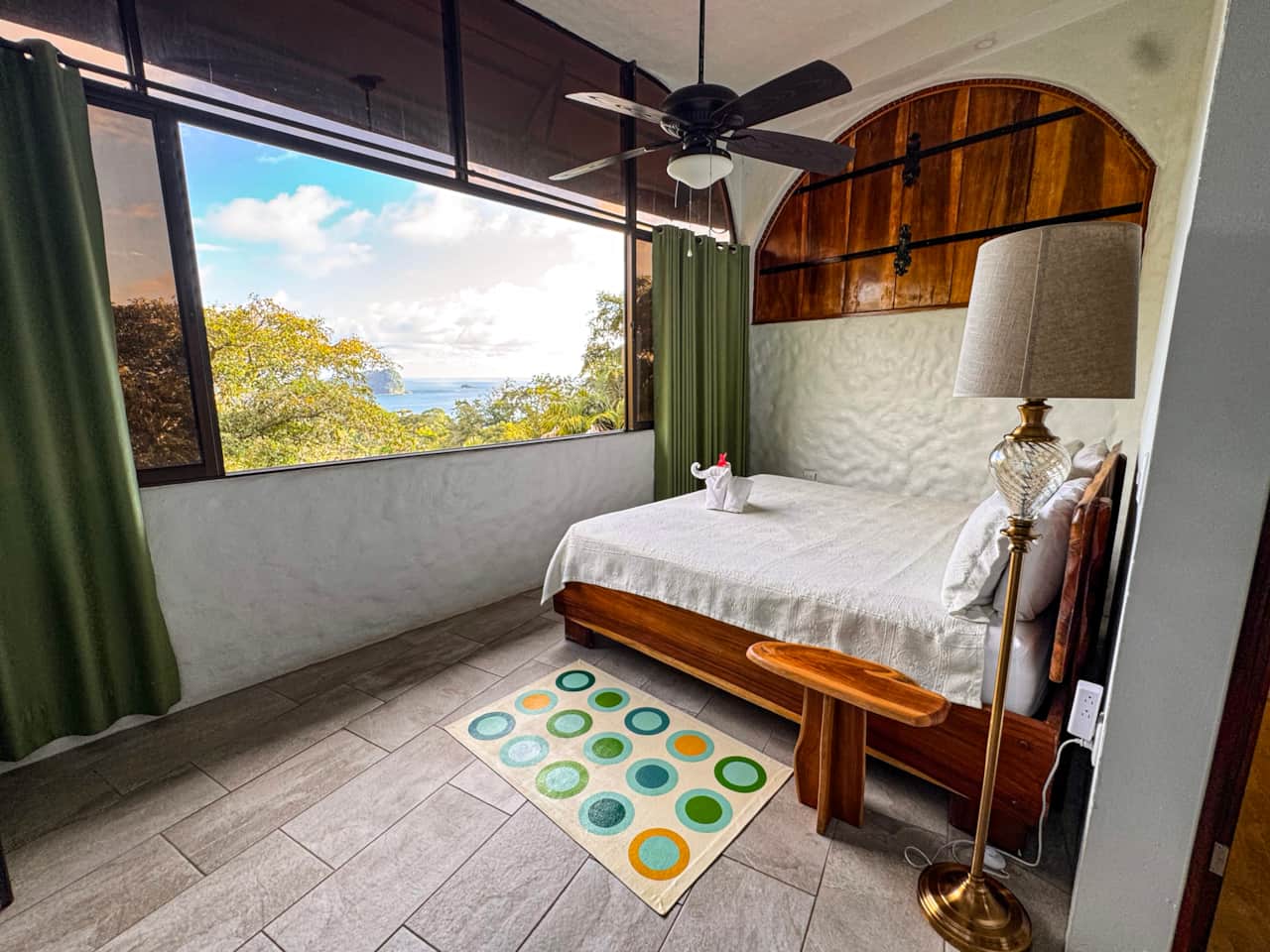 TWIN ROOM WEST