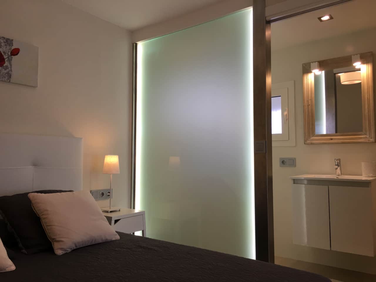Chambre double et salle de bain avec douche