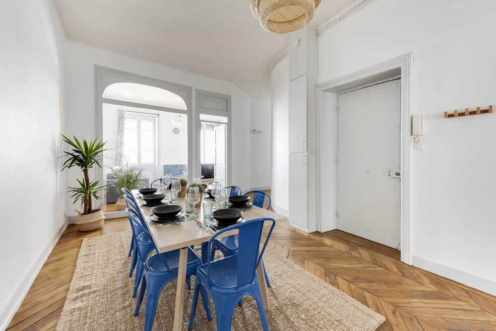 Salle à manger avec une grande table 