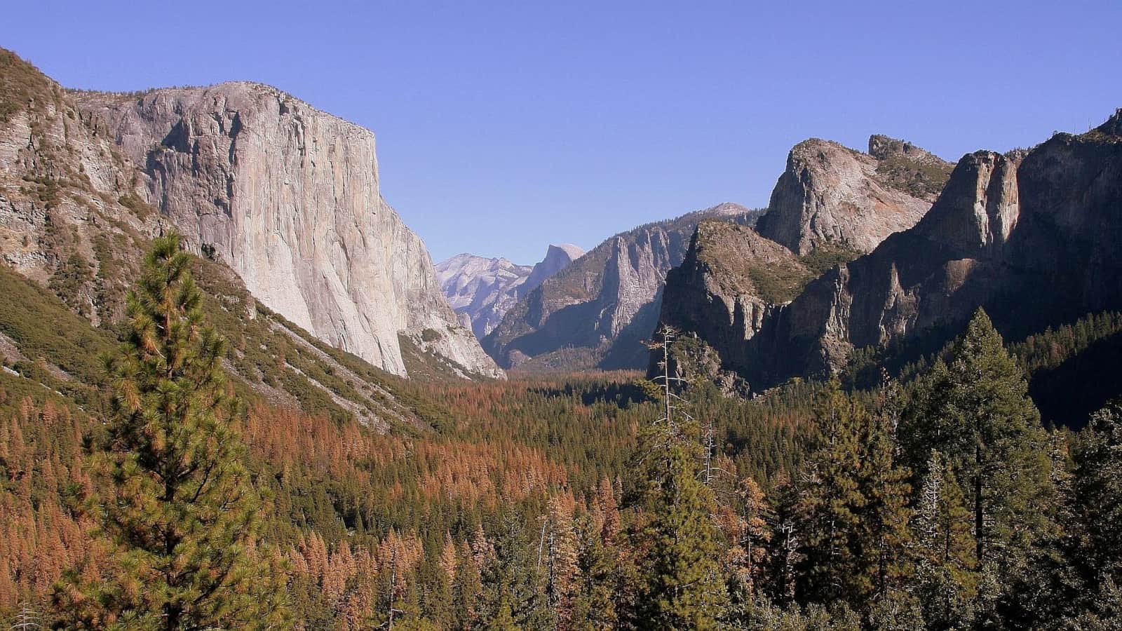 Tunnel View overlooking Yosemite Valley