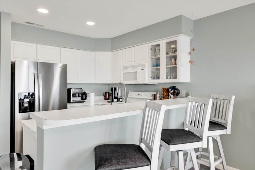 Kitchen with Breakfast Bar Kitchen with Breakfast Bar