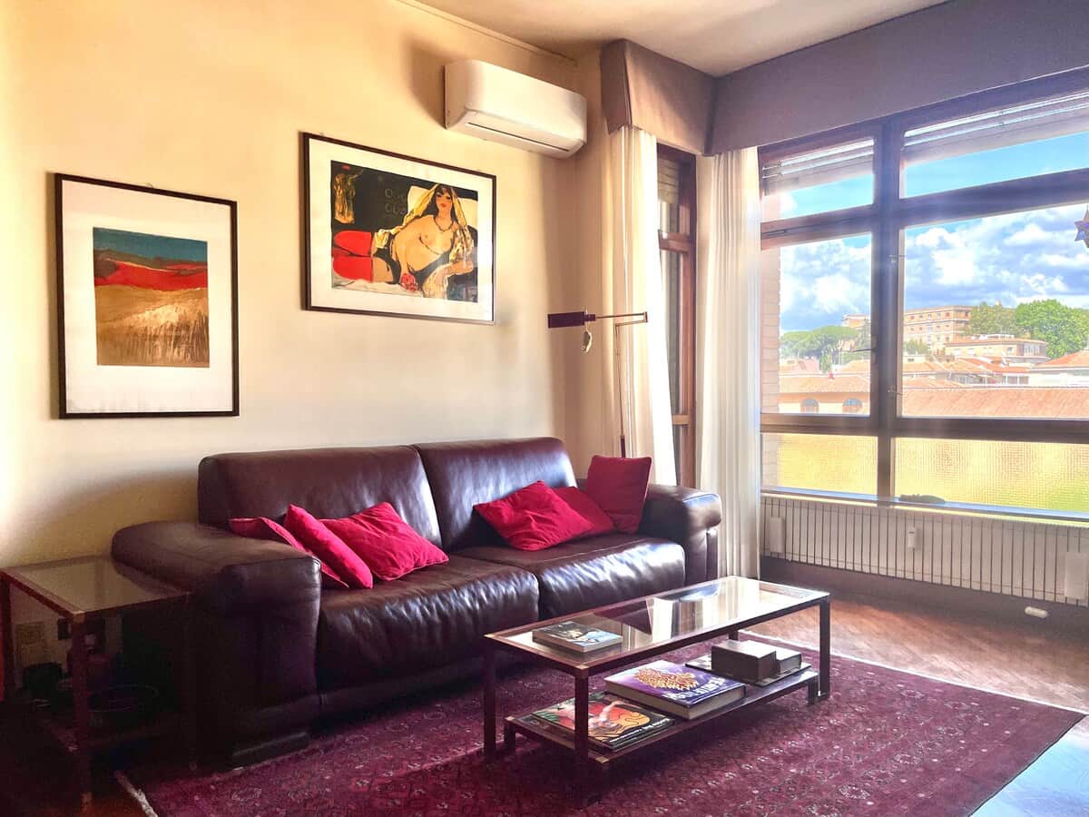 Soggiorno e zona pranzo con aria condizionata e tv.