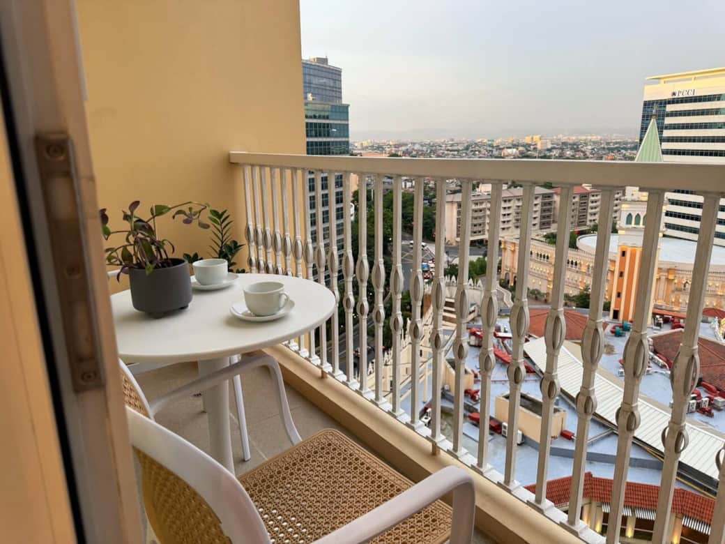 Take a moment to enjoy your coffee or tea on the balcony, where you can soak in the beautiful view of the Venetian Grand Canal Mall. It’s the perfect spot to relax and start your day with a smile!