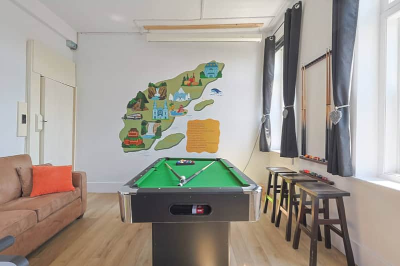 Salle de jeu avec projecteur cinéma, table de billard, babyfoot, filet-hamac et bien plus encore!