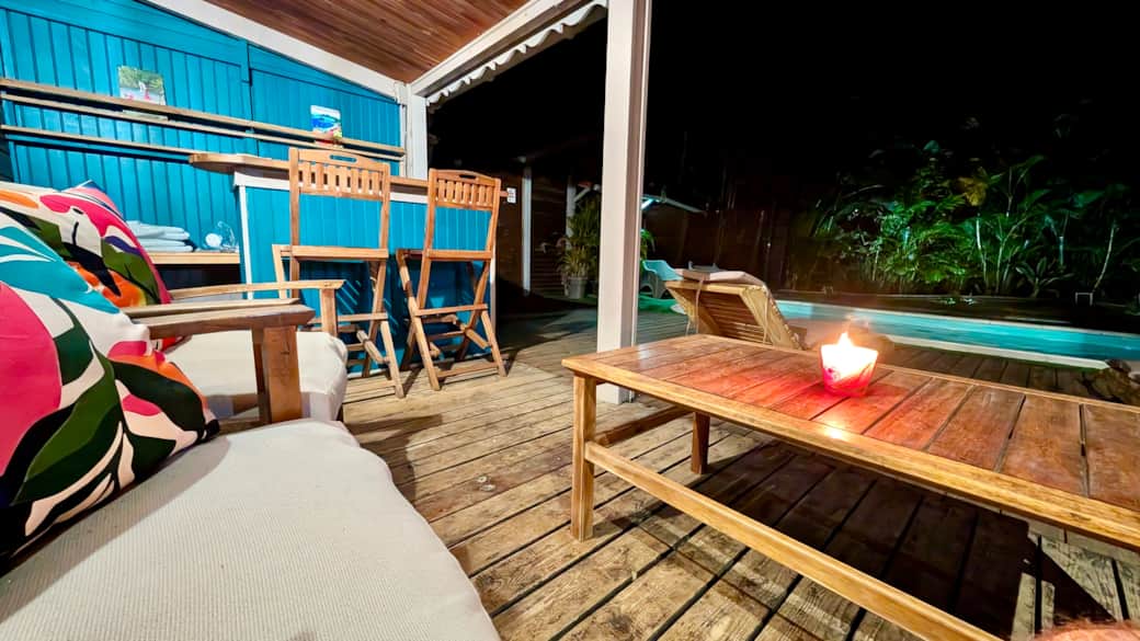 La terrasse extérieure devant la pisicne