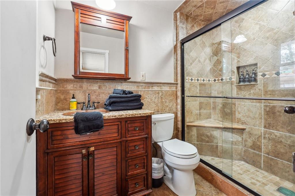 2nd Bedroom: Bathroom