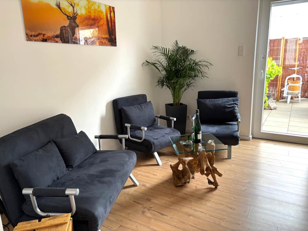 Wohnzimmer Sessel mit Blick zur Terrasse