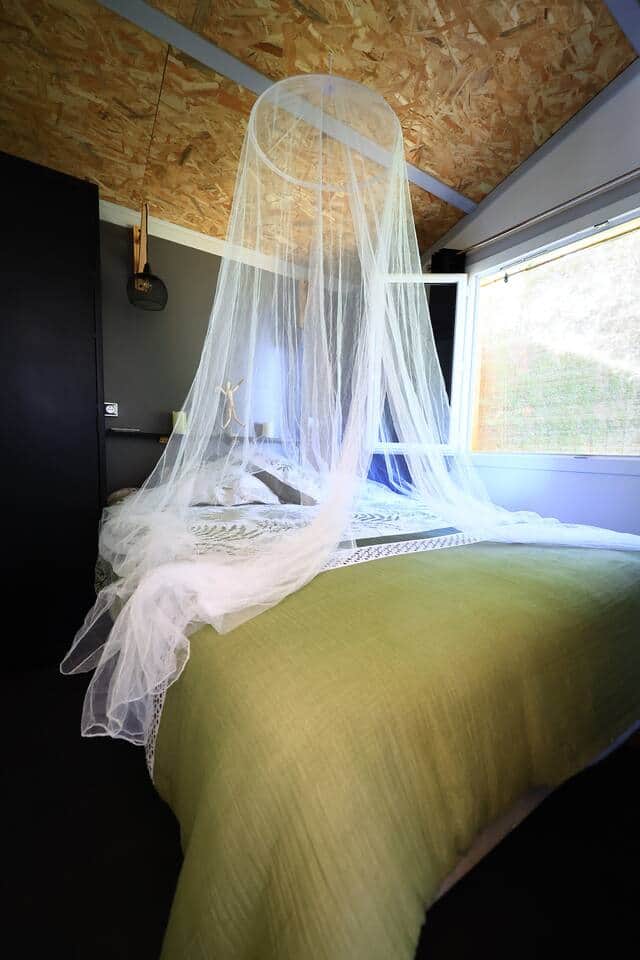 CHAMBRE-MOUSTIQUAIRE-CLIMATISATION-INTIMITE-ETE-SIESTE-PAISIBLE-TARN-OCCITANIE
