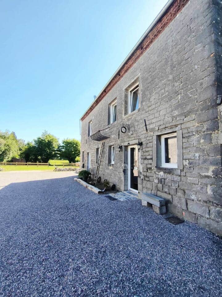 FACADE DU GITE EN PIERRE BLEUE TYPIQUE DE L'AVESNOIS ET DE SA REGION