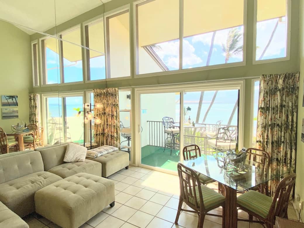 Great relaxing area including a awesome couch, table for four. Great relaxing area including a awesome couch, table for four.